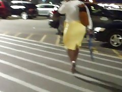 Široke kukove, milf čvrsto žuti suknju..