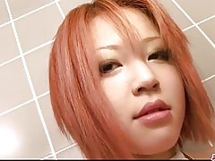 Čvrsto i busty crvenokosa mala pičkice grlili u kupatilu