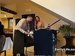 Gole devojke otvoriti vrata za poslugu