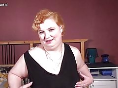 Veliki amater baka sa omiljeni crni igračka